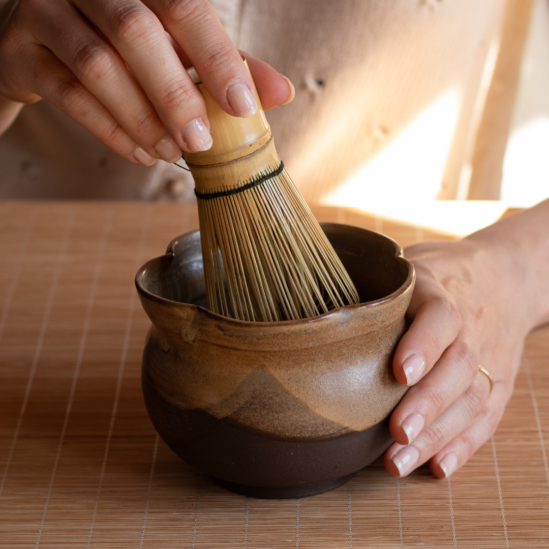 BOL À MATCHA EN GRÈS - CHAWAN : ÉVASION DANS LES CAMÉLIAS