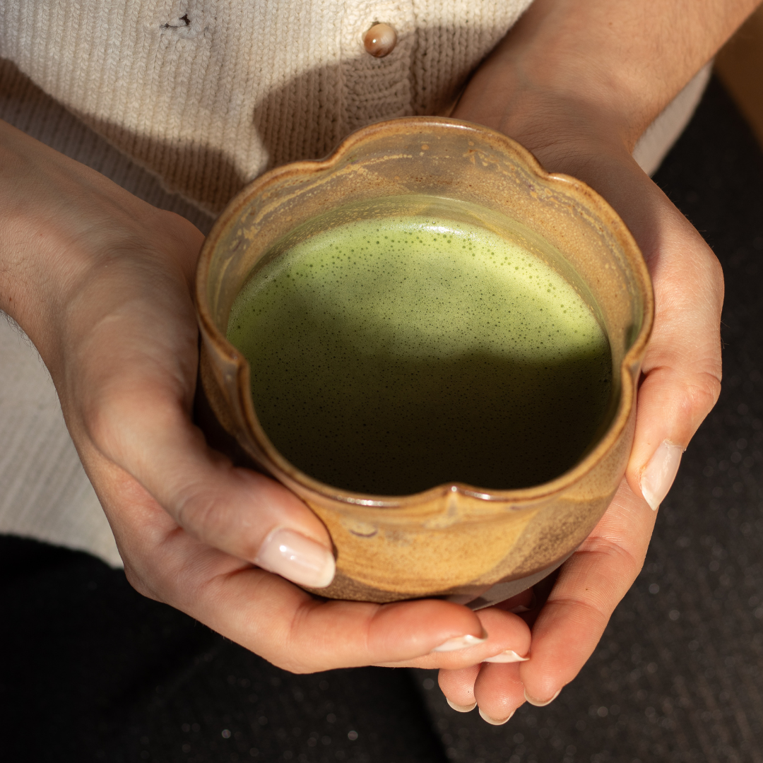 BOL À MATCHA EN GRÈS - CHAWAN : ÉVASION DANS LES CAMÉLIAS